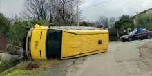 Frosinone, scuolabus con a bordo 7 bambini si ribalta: nessun ferito