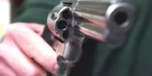 Vertice Nato, il regalo di Erdogan ai leader: un revolver