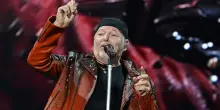 Vasco Rossi, fan lo attacca sui social: &ldquo;Infame&rdquo;. Lui: &ldquo;Denuncio&rdquo;