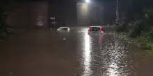 Maltempo Campania, allagamenti e auto intrappolate dall'acqua