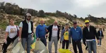 Agrigento, volontari ripuliscono la spiaggia di San Leone