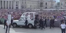 Roma, donna supera la transenna per raggiungere il Papa