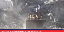 Gaza City, ruspe rimuovono detriti dalle strade