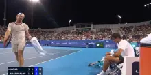 Jodar, si rompono i lacci e Shapovalov non la prende bene...