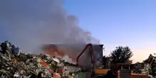 Incendio a Livorno, nube di fumo nella zona industriale