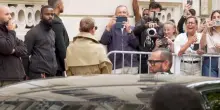 C&eacute;line Dion a Parigi, abbraccio dei fan in attesa concerto