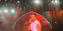 Francesco Gabbani porta all'Arena di Verona sogni di pace e allegria
