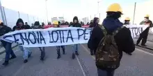 Futuro ex Ilva, Genova paralizzata dai cortei, sciopero a Taranto