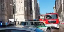 Milano, incendio in un palazzo vicino alla Rinascente