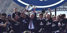 Il Psg sfila sotto la Tour Eiffel con la Champions. FOTO