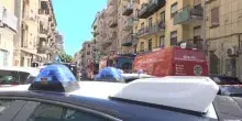 Uccide il coinquilino e si barrica in casa. Uomo arrestato dopo in blitz dei carabinieri