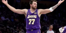 Doncic fa la storia dei Lakers: raggiunti Bryant e West, ma rischia un turno di sto