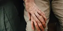 Edward, 87 anni: 10 km a piedi al giorno per trovare la moglie in Rsa