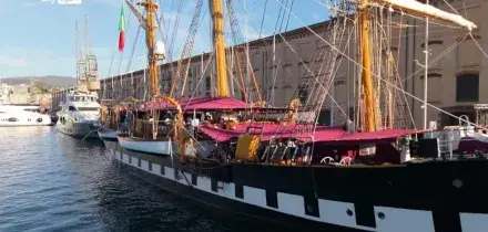 Genova, al via Nastro Rosa Tour regata della marina militare
