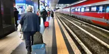 Roma, treni in tilt per persone sui binari: ritardi fino a 300 minuti