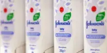 Talco cancerogeno, Johnson & Johnson pagher&agrave; 5,5 miliardi di dollari