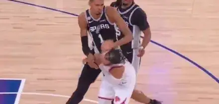 Nessun fallo flagrant contro Wembanyama per la spinta a Brunson