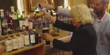 Irlanda del Nord, Camilla spilla una pinta di Guinness