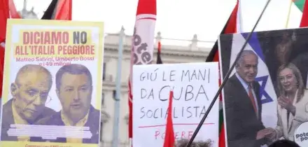 Brucia foto di Meloni e Nordio al Corteo per il No al referendumo a Roma