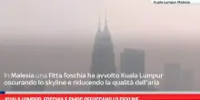 Kuala Lumpur, foschia e smog offuscano lo skyline