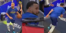 Ma come ha fatto Curry? Canestro irreale dal tunnel degli spogliatoi. VIDEO