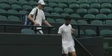 Sinner-Djokovic, allenamento microfonato insieme a Wimbledon. VIDEO