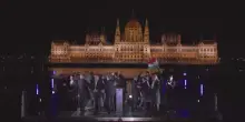 Ungheria, politico balla sul palco dopo vittoria Tisza