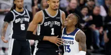Ayo Dosunmu provoca Wemby, lui risponde schiacciando
