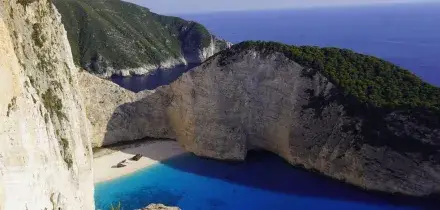 Overtourism, la Grecia vieta lettini e ombrelloni su 251 spiagge