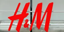 H&M chiude 160 negozi nel 2026. Nel piano tagli anche per l'Italia
