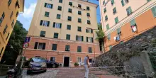 Genova, accoltella sua sorella: poi precipita dalla finestra e muore
