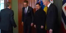 Zelensky da Oslo propone trilaterale con Putin e Trump