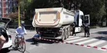 Milano, donna in bici investita da camion muore in ospedale
