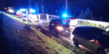 Auto investe due ragazzi in bicicletta nel Reggiano, morto un 19enne