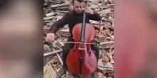 Libano, Mahdi Sahely suona il violoncello tra le macerie a Beirut