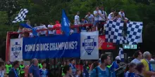 Como, &egrave; festa per la Champions con il pullman scoperto