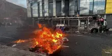 Belfast, uomo accoltellato in strada: manifestazioni anti-migranti