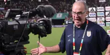 Bielsa in vesione 'El Loco' dopo l'eliminazione dell'Uruguay: urla in faccia all'operatore prima dell'intervista