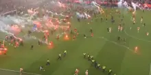 Slavia Praga, scene surreali nel derby: invasione dei tifosi e campionato a rischio
