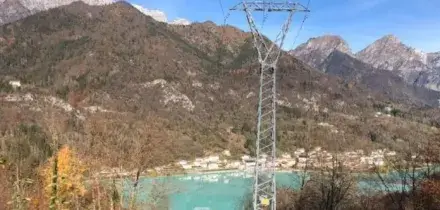 Pordenone, si tuffa nel lago e non risale: morto annegato un 24enne