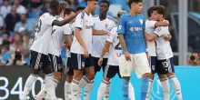 Il Como passa 2-1 a Napoli con Baturina e Douvikas