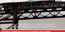Guatemala, Babbo Natale si cala da un ponte per i bambini