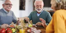 Gli anziani che fanno colazione tardi vivono meno e peggio