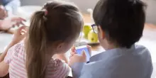 Dipendenze, 41,5% bimbi inizia a usare smartphone tra i 2 e i 3 anni