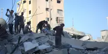 Crolla palazzo a Gaza: 14 morti e decine di bambini sotto le macerie