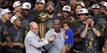 Mike Brown festeggia il titolo&hellip;cantando &lsquo;Who Let The Dogs Out&rsquo;