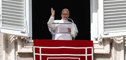 Papa all'Angelus: &ldquo;Le guerre impoveriscono e danneggiano il mondo&rdquo;