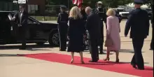 Gaffe di Camilla all'arrivo negli Usa: non aspetta l'inno e Carlo la richiama