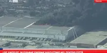Los Angeles, elicotteri spengono l'incendio in un magazzino