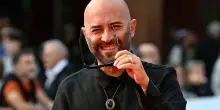 Giuliano Sangiorgi in aeroporto, i fan cantano Meraviglioso